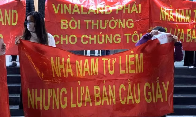 Người dân chung cư căng băng rôn "tố" chủ đầu tư bán nhà quận Nam Từ Liêm nhưng nhập nhèm nhà ở Cầu Giấy.