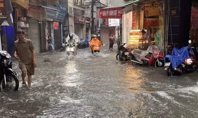 Hà Nội mưa lớn nhất từ đầu mùa