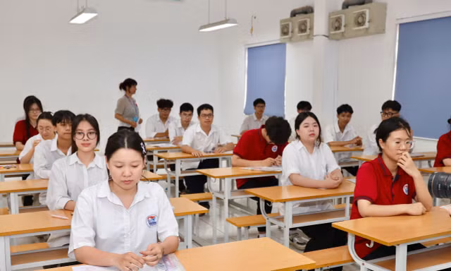 Thí sinh bất an 'rải' nguyện vọng như mưa, cần chuẩn hoá đề thi