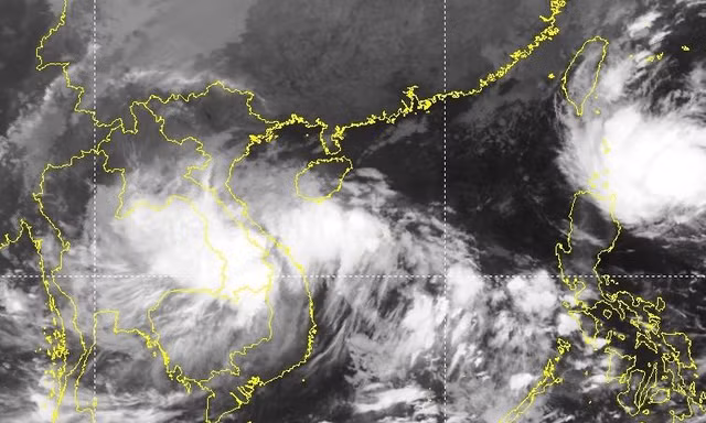 Áp thấp nhiệt đới đổ bộ đất liền Quảng Nam - Quảng Ngãi, mưa lớn kéo dài