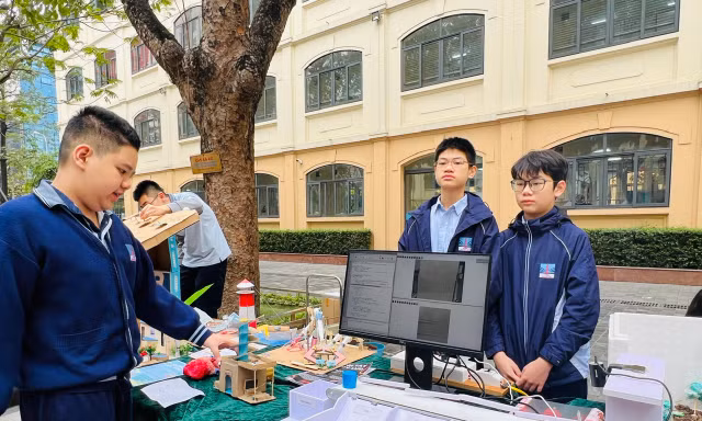 Học sinh ứng dụng AI để thiết kế mô hình phân loại rác