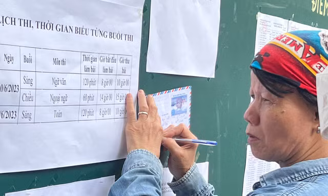 Thí sinh làm thủ tục thi vào lớp 10, cha mẹ hồi hộp, ruột gan nóng như lửa đốt