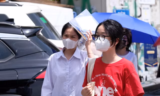 Thí sinh dự bài thi môn Toán sáng 19/6 (ảnh: Mạnh Thắng)