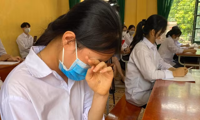  Vũ Chi, Bí thư lớp 12A1 nghẹn ngào trong buổi chia tay các bạn.