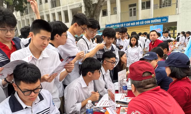 Học sinh căng thẳng học thêm, nhà trường tổ chức ôn luyện thi tốt nghiệp thế nào?