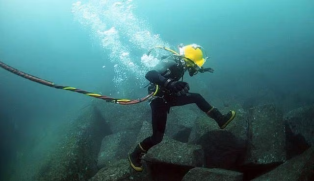 Hai tuyến cáp quang biển cùng gặp sự cố