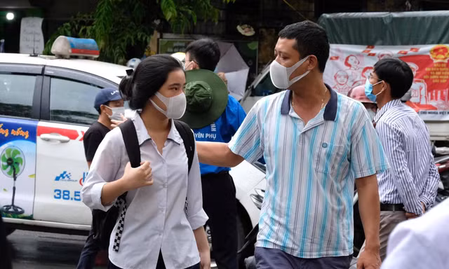 Thí sinh được bố đưa đến điểm thi sáng nay. 