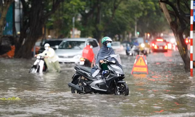 Mưa rất lớn, diễn biến ngập lụt ở Hà Nội thêm phức tạp