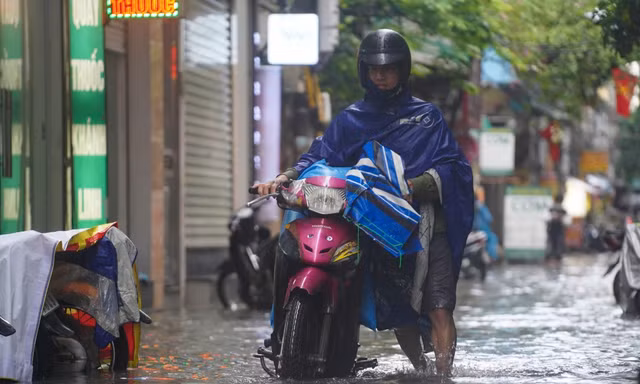 Miền Bắc, miền Trung mưa đến bao giờ?