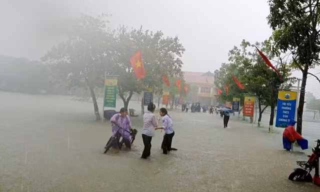 Mưa bao trùm miền Trung, mở rộng ra phía Đông Tây Nguyên