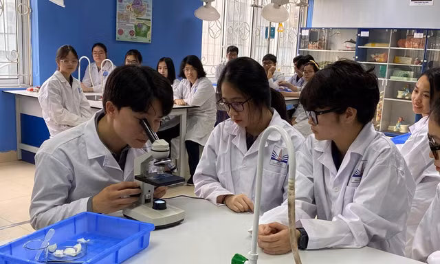 Dạy học tích hợp: Giáo viên vừa ra trường đã lo... đào tạo lại
