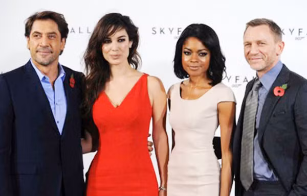 Từ phải qua Daniel Craig, Naomie Harris, Bérénice Marlohe và Javier Bardem tham gia “Bầu trời sụp đổ”. Ảnh: Reuters