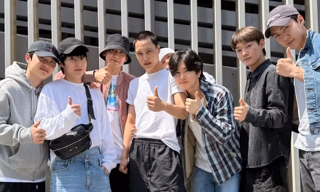KAI "đầu trứng cút" lộ diện, nhóm EXO tề tựu tiễn em út lên đường nhập ngũ