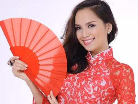 Diễm Hương đẹp lộng lẫy với áo dài ren