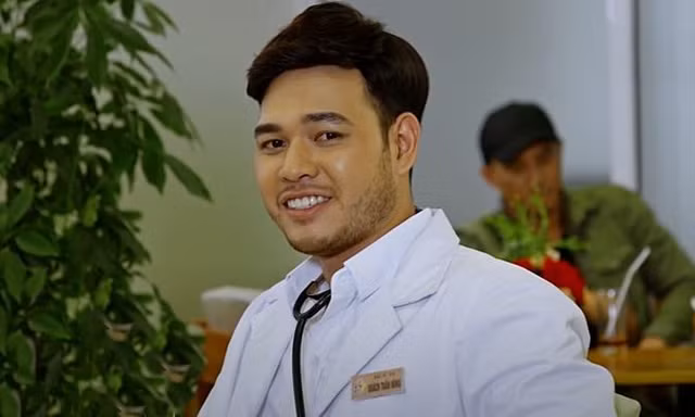 Bác sĩ Hùng 'Bão ngầm' đời thực là mỹ nam bí ẩn