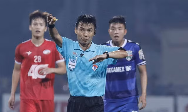 Trọng tài bẻ còi ở sân Hàng Đẫy 'thất nghiệp'