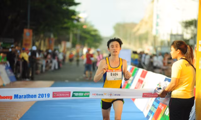 Bùi Thế Anh (Quân đội) bảo vệ thành công ngôi vô địch nội dung marathon. Ảnh: Xuân Tùng