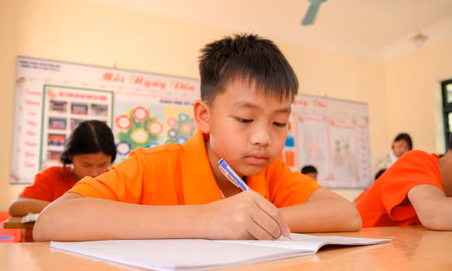 Cậu bé người Mông ở rẻo cao, thiếu cha vắng mẹ vẫn giành loạt giải thưởng Tiếng Anh
