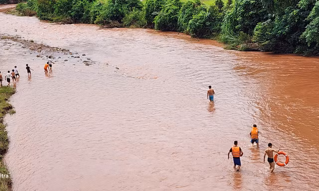 Hàng trăm người tìm bé trai 8 tuổi bị nước cuốn trôi khi đi bè qua suối