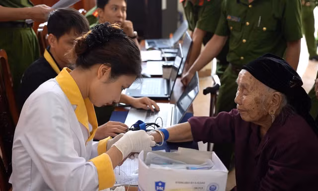 Kỷ niệm 71 năm Chiến thắng Điện Biên Phủ: Công an lấy mẫu ADN thân nhân để tìm mộ liệt sĩ
