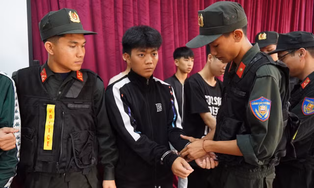 Khởi tố 18 đối tượng gây rối trật tự công cộng