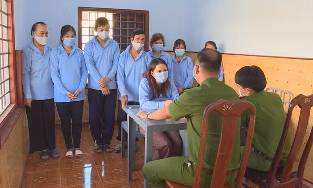 Nhóm đối tượng tại cơ quan công an