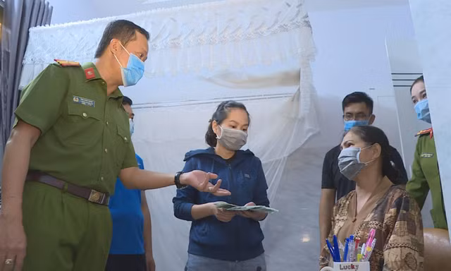 Công an TP Buôn Ma Thuột làm việc với các đối tượng