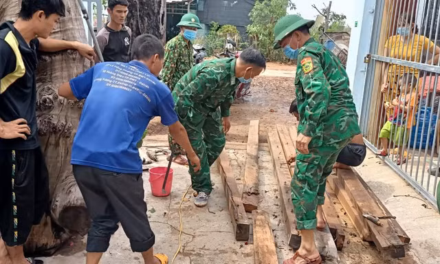 Hàng chục nhà dân và 2 trường học ở Đắk Lắk bị giông lốc quật tốc mái