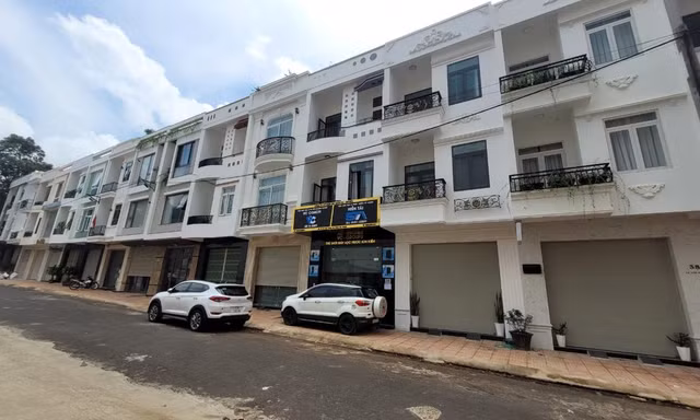 Dù báo Tiền Phong đã có nhiều bài phản ánh để ngăn chặn, nhưng chính quyền địa phương lại làm ngơ cho hành vi phi pháp này của Cty Phú Xuân