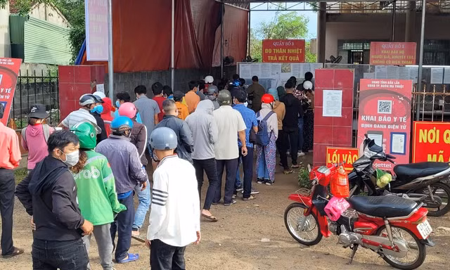 Người dân khai báo ở chốt kiểm soát dịch COVID-19 ở xã Hòa Phú, TP Buôn Ma Thuột