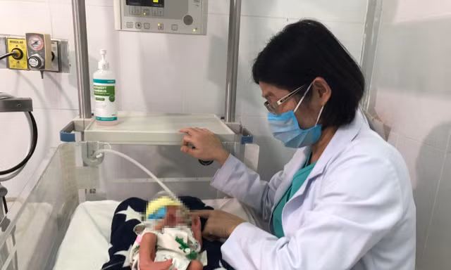 Bé gái đang được điều trị ở Bệnh viện Đa khoa tỉnh Đắk Nông