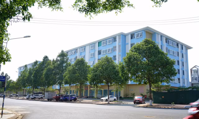 Nhà ở xã hội ở phường Tân An, TP. Buôn Ma Thuột dành cho cán bộ khó khăn, nhưng bên ngoài khu này dựng nhiều ô tô trong đó có chiếc trị giá tỷ đồng