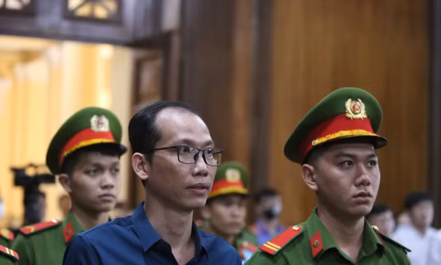  Vụ cựu Giám đốc Bệnh viện Thủ Đức tham ô hơn 100 tỷ đồng: Vì sao nhân viên rửa xe bị xét xử tội rửa tiền?