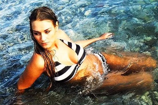 'Mát lạnh' cùng Hoa hậu xế độ