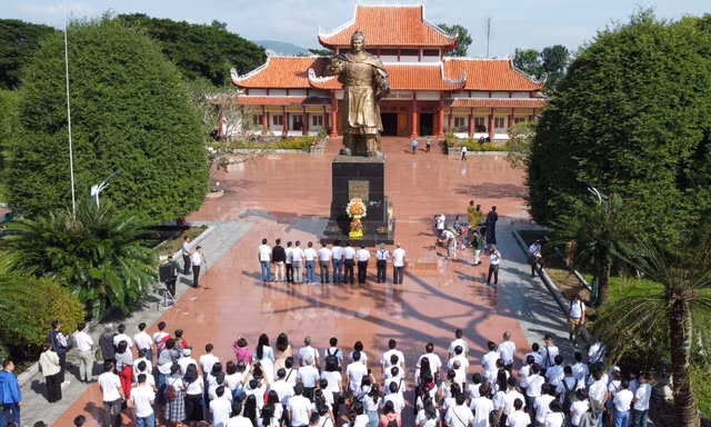 Tập thể cán bộ, phóng viên, nhân viên báo Tiền Phong dâng hương tưởng nhớ vua Quang Trung tại miền đất võ