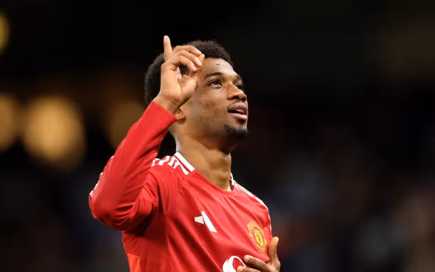 Amad Diallo bùng nổ, MU ngược dòng đánh bại Man City ngay tại Etihad
