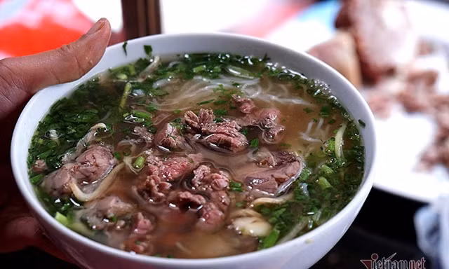 Bát bún, phở đồng loạt tăng 5.000 đồng, chủ quán nói do hành, thịt, cua đều gánh thêm thuế
