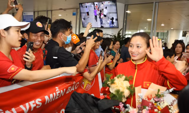 Mừng về nhà, các cô gái kim cương!