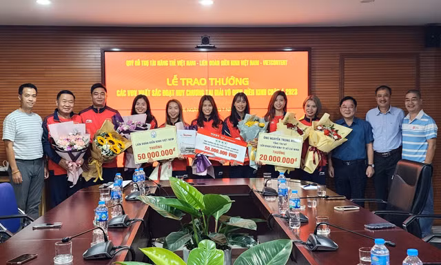 Trao thưởng cho các VĐV điền kinh xuất sắc giành huy chương ở giải châu Á