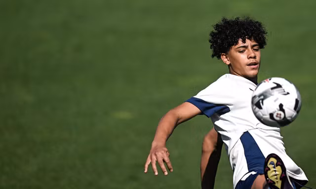 Con trai Ronaldo liệu có thể đạt đến đẳng cấp của bố? 