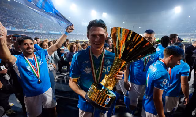 Trong khi MU trắng tay, những người bị họ ruồng bỏ giúp Napoli đoạt scudetto