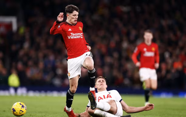 Tottenham khiến MU chia điểm tại Old Trafford