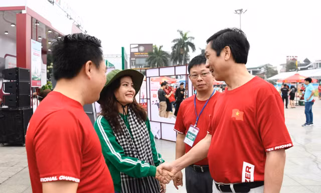 Ban tổ chức tham quan, trải nghiệm các gian hàng sôi động ở Tiền Phong Marathon 2025