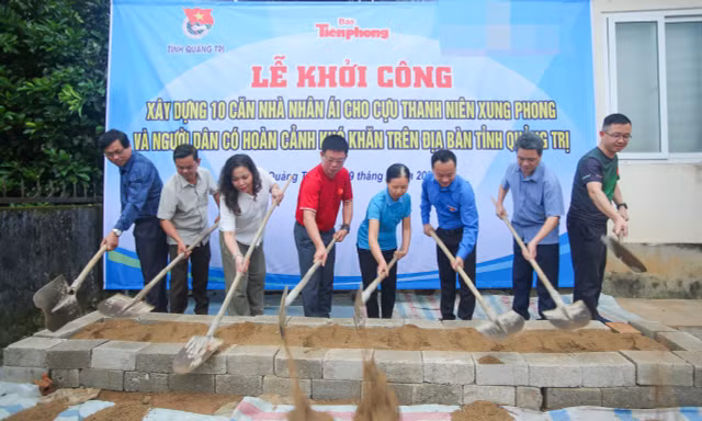 Báo Tiền Phong khởi công xây dựng 10 căn nhà tặng cựu thanh niên xung phong và hộ gia đình có hoàn cảnh khó khăn