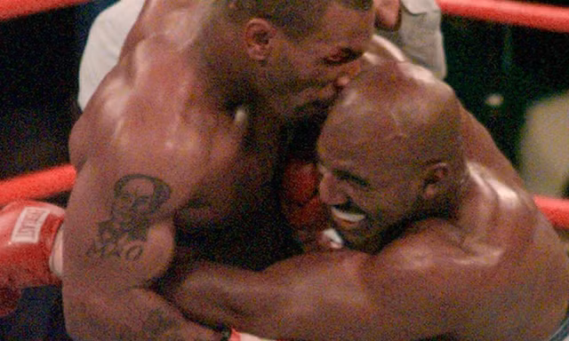 Tròn 1/4 thế kỷ và sự thật đằng sau cú cắn tai kinh điển của Mike Tyson với Holyfield