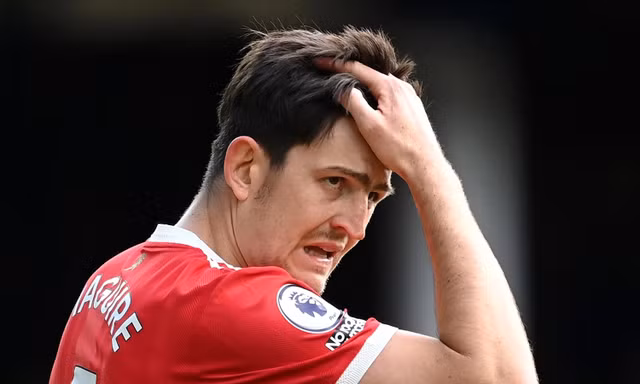 Vì sao Harry Maguire khốn khổ với tấm băng đội trưởng MU?