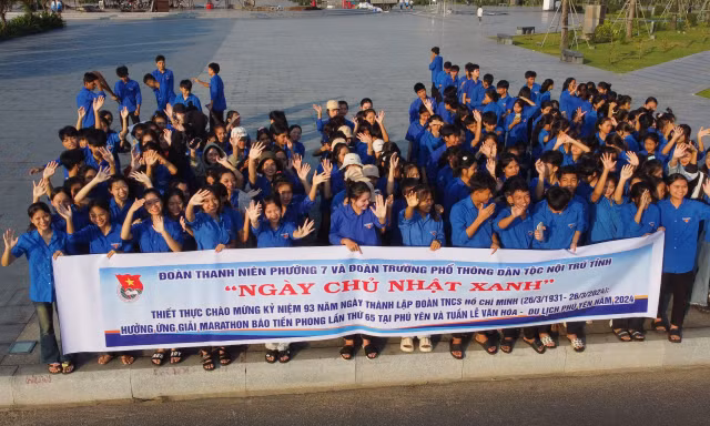 Thanh niên tình nguyện trường dân tộc thiểu số Phú Yên ra quân làm sạch môi trường, hưởng ứng Tiền Phong Marathon