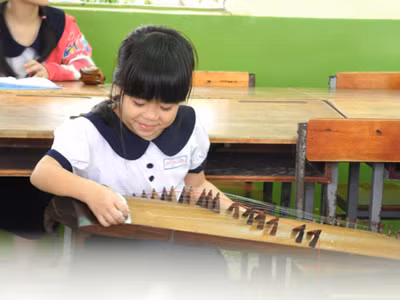 Lanh lảnh tiếng đàn tranh trong trường tiểu học