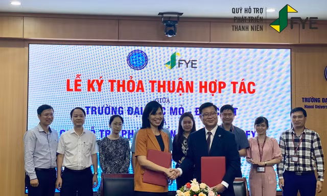 Buổi ký kết MOU với trường Đại học Mỏ địa chất và FYE. 