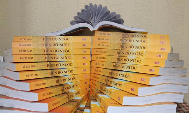 Bên bờ nước - Thơ hóa Thủy Hử?